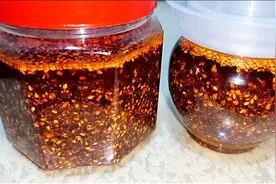 自做万能辣椒油，卫生健康0添加，放冰箱密封保存，吃一年不会坏