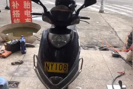 铃木踏板摩托车行驶过程中自动熄火，钥匙重新开关又好了求指导！视频封面