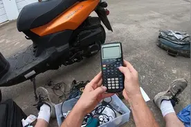 街边垃圾桶找到苹果Apple MacBook笔记本和黄金首饰还有计算机视频封面