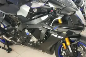 摩托市场上最大排量跑车  第一次看见二手雅马哈r1m1000cc真好