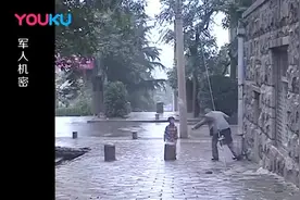 退伍老兵街边卖军功章，首长得知原因后，立马把男人叫回家！视频封面