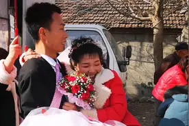 实拍皖北农村婚礼现场，新娘改口敬茶要红包，要给多少改口礼？