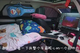 功能强大不需改装的床车 不仅可以睡四个人 还可在车上放台式电脑