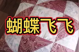 家庭主妇整理废布头剪成正方形，用缝纫机拼布，方法简单又好看
