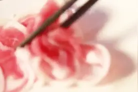 专门为涮羊肉做的铜锅 一片羊肉下去 几秒钟就能熟视频封面