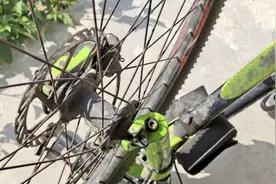 自行车前轮一直摇摆，骑起来很费劲，原来是已拆的问题