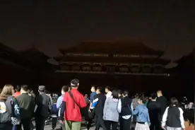 北京故宫晚上到底开放吗？故宫午门漆黑一片，人还这么多为什么？
