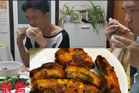 莉莉煮了蜜糖金沙骨，两父子直夸好吃，自己只有看他们吃吞口水