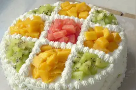 孩子想吃蛋糕了，阿源在家做了个水果蛋糕，做法简单，好看又好吃