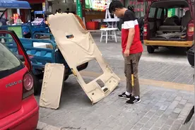 汽车顶棚布脱落，看下是如何修复的 是不是滴2滴502粘好完事