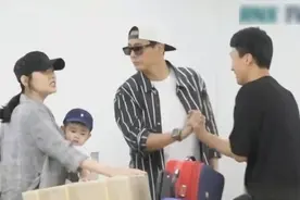 秋瓷炫一家三口现身韩国机场，于晓光手中护照曝光儿子中国国籍视频封面