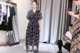 95年和88年小姐姐身高158体重96斤，同时试穿碎花长裙，好女神啊视频封面