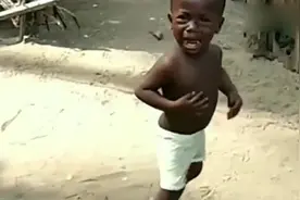 非洲小孩第一次见到中国人，哭的稀里哗啦，这是咋回事？视频封面