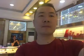 今天收了一个纪念钞，我们打开看看是不是真的纯度999黄金