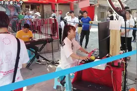 赵本山爱徒文静、在北京前门户外直播、歌声吸引了很多人围观视频封面