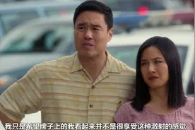 美国混混在广告牌涂鸦，喷了华裔大叔一脸“牛奶”，这下有得闹了