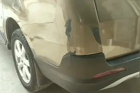 更换保险杠100块钱，喷漆需要150你会怎么选？车主选择喷漆视频封面