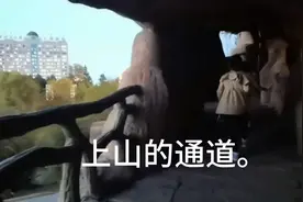 在上山的通道里。前面有两个小女孩。不知为什么，掉头就跑。