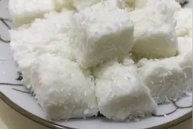 只需一杯牛奶，3分钟教你做出85℃同款“牛奶椰丝小方”