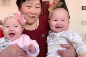 妈妈教双胞胎学拼音，姐弟俩全程张着嘴巴笑，太搞笑了视频封面