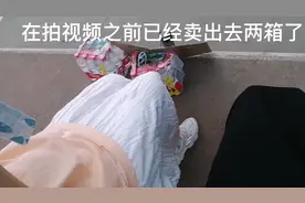 大一学生在校摆地摊卖农夫山泉收入不菲视频封面