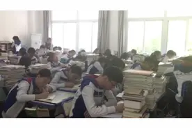 大一学生家中遭变故，高中母校组织捐款