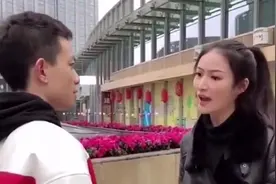 男女街头相遇，为何男子忽然扇了自己一耳光，美女还一脸的气呼呼视频封面