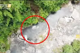 停车手刹没拉紧 越野车直坠30米山崖全车泡水视频封面