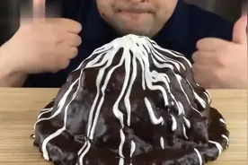 喜欢甜食的俄罗斯大叔，这次吃的巧克力蛋糕，样子好像火山岩视频封面