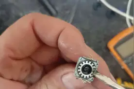 汽车上的音量旋钮不起作用，小哥教你修好它，一分钱不用花视频封面