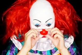 美妆：女子化妆打扮成红鼻子小丑，手里还拿着个气球，真像啊
