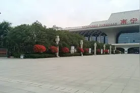 带您看看广西南宁最大的火车站，南宁东站视频封面