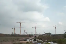 自贡东部新城巡火车，铁路旁边就是四川轻化工大学新校区施工现场视频封面