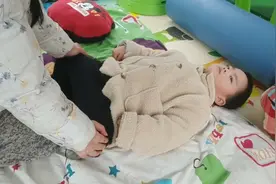 曰复一曰给脑瘫孩子做康复训练，只希望孩子有朝一日能生活自理！视频封面