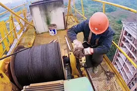 工地塔吊钢丝绳出故障，维修师傅艺高人胆大，不到一小时就搞定