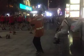 一群大妈跳广场舞，来一环卫工大叔PK，大叔奇葩舞姿完胜大妈