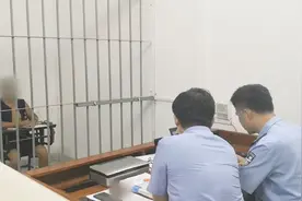 一年前“摩的”司机肇事逃逸 武汉警方驱车千里将其抓获视频封面