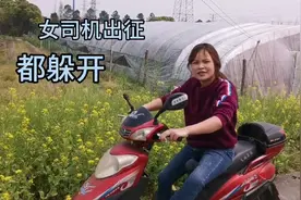 傻媳妇吵着要学电动车，连喊刹车是哪个？老公：就你这样能学会吗视频封面