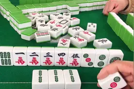 打麻将到底靠什么？看看老叔这自摸怎么样，这就是拆牌的技巧