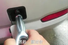 看一下宝马车的牵引钩是怎么使用？这车是没有备胎的