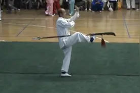 传说关公大刀重八十二斤 这位先生演练大刀也不轻 却能如此潇洒