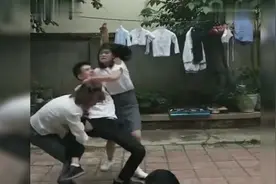 打弟弟要趁早，长大了两个姐姐都打不赢他！视频封面