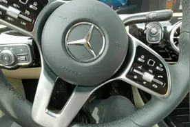 新款奔驰a200体验，同级别最高颜值，落地25万，后排空间也够用视频封面