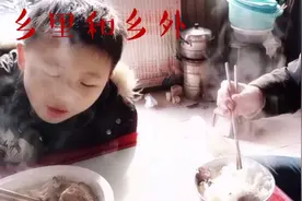 鸡大腿木耳汤，汤白浓香，营养又丰富。