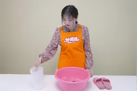 凉拖鞋穿久了发黑变黄难清理，只需一个小窍门，旧鞋立马变新鞋