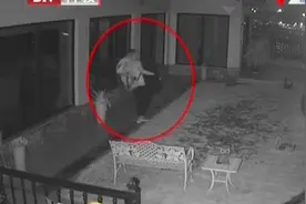 “蒙面大盗”盯上别墅区，监控拍下窃贼艰难背走100多斤保险柜视频封面