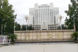 山东的德州学院，建筑宏伟，体育场和花园都很大，在里面吃的晚饭视频封面