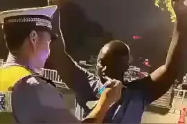 交警夜查酒驾 对老外硬气飚英语执法：张嘴呼气(现场)视频封面