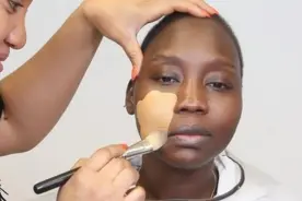 黑人妹子体验化妆术，妆后惊艳了众人，网友：确定不是两个人？视频封面