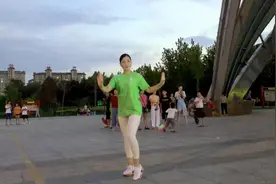 傍晚公园又热闹了《气质美女一人跳尬舞》引来大叔大爷来回走